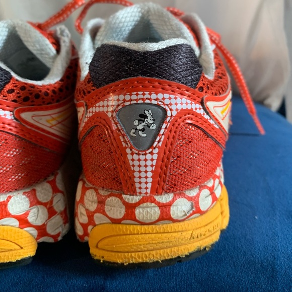 Women's New Balance Run Disney Minnie Mouse Running Shoes - Picture 4 of 12